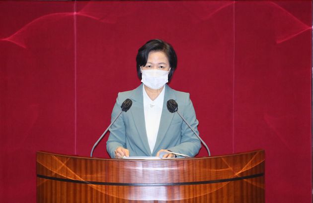 추미애 법무부 장관이 29일 서울 여의도 국회에서 열린 본회의에서 더불어민주당 정정순 의원 체포동의안에 대해 설명하고 있다.