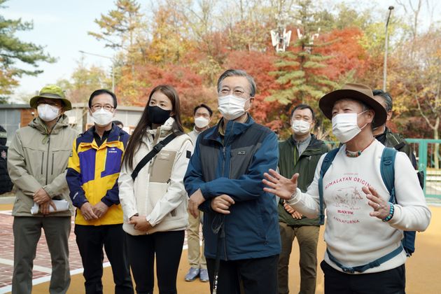 문재인 대통령이 31일 52년 만에 일반에 개방되는 청와대 뒤편 북악산 북측면 둘레길 탐방에 앞서 엄홍길 대장의 설명을 듣고 있다. 이 자리에는 배우 이시영, 부암동 주민, 북악산 개방에 참여했던 정부 관계자들이 함께 했다.