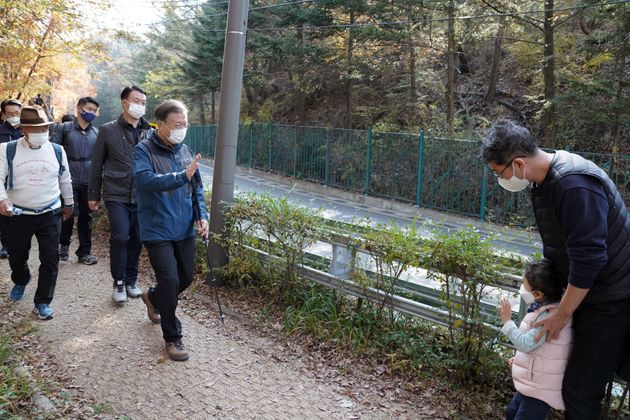 문재인 대통령이 31일 52년 만에 일반에 개방되는 청와대 뒤편 북악산 북측면 둘레길을 거닐었다.