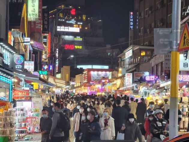 30일 서울 마포구 홍대입구역 인근은 시민들로 붐비고 있다.