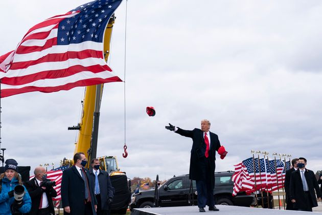 트럼프 대통령이 지지자들에게 'MAGA' 모자를 던져주고 있다. 워터포드타운십, 미시간주. 2020년 10월30일.
