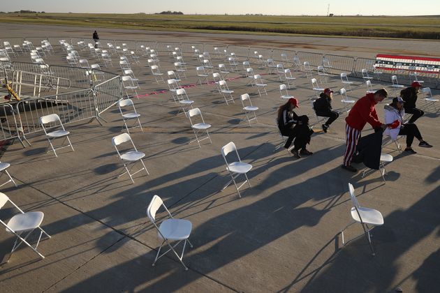 트럼프 대통령의 유세가 열릴 미네소타주 로체스터국제공항에 '사회적 거리두기'를 위한 접이식 의자가 마련되어 있다. 이 지역에서는 최근 코로나19 확진자가 급증하고 있다. 로체스터, 미네소타주. 2020년 10월30일. 
