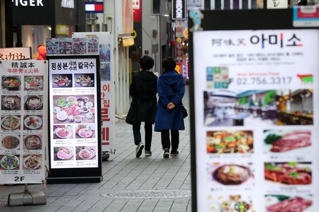 서울 중구 명동거리에 음식점 입간판들이 놓여져 있다. 2020.10.28