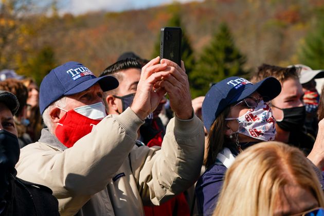 지지자들이 트럼프 대통령의 유세를 듣고 있다. 뉴타운, 펜실베이니아주. 2020년 10월31일. 