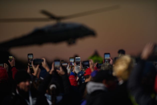 트럼프 대통령이 탑승한 전용헬기가 등장하자 환호하는 지지자들. 버틀러, 펜실베이니아주. 2020년 10월31일.