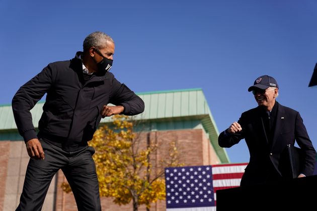 바이든은 이날 버락 오바마 전 대통령과 공동으로 현장 유세에 나섰다. 사진은 이날 첫 유세 일정인 플린트에서 연단에 오른 두 사람이 인사를 나누는 모습. 플린트, 미시간주. 2020년 10월31일.