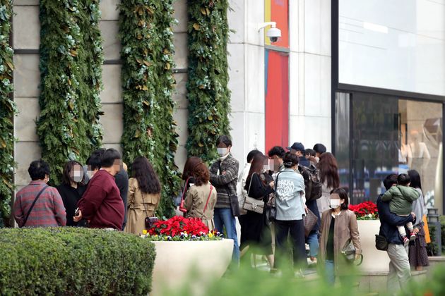 1일 오전 서울 중구 롯데백화점 에비뉴엘 명품관을 찾은 고객들이 샤넬 매장에 들어가기 위해 개장 시간을 기다리고 있다. 명품 소비자들이 샤넬의 미확인 가격인상 소문으로 이른 아침부터 백화점을 찾는 것이다. 2020.11.1