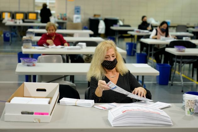 뉴저지주의 한 선거사무소에서 우편투표 개표 준비작업이 실시되고 있다. 2020년 10월29일.