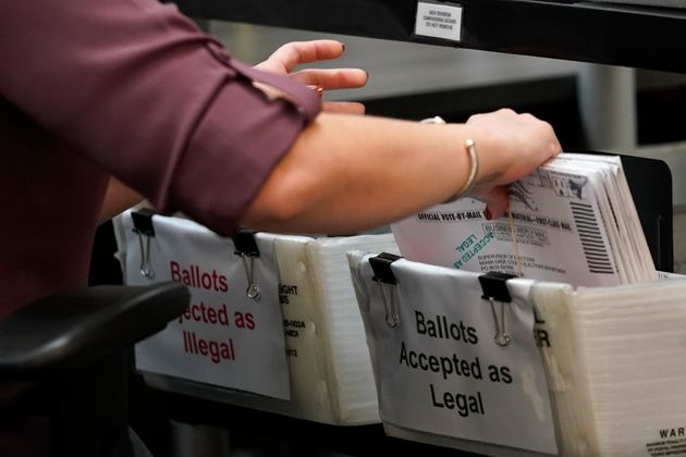 플로리다주 도랄의 한 선거사무소에서 선거관리요원들이 우편투표 봉투 분류 작업을 하고 있다. 2020년 10월26일.