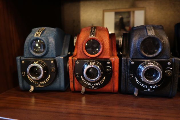 영국 엔사인ENSIGN 사의 풀뷰 카메라. 기본 모델은 가장 오른쪽의 검은색이며 왼편의 초록색과 빨간색은 한정판으로 출시됐다.