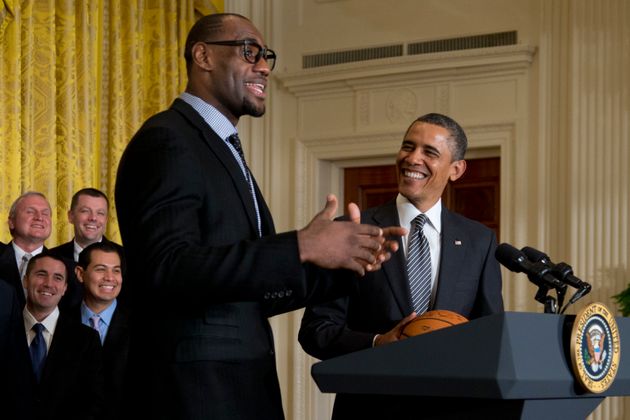 (자료사진) 2013년 1월28일 - NBA 우승팀 백악관 초청 행사에서 버락 오바마 대통령이 마이애미 히츠 포워드 르브론 제임스의 발언을 듣고 있다.