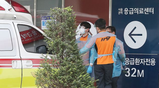 전국의사 2차 총파업(집단휴진) 이틀째인 27일 오후 서울 종로구 서울대병원 응급의료센터 앞에서 119 구조대원들이 응급실 진료 지연으로 대기하고 있다.  