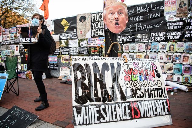 '백인의 침묵은 폭력이다' '민주주의는 죽었다' 블랙 라이브즈 매터 플라자에 반 트럼프 내용을 담은 피켓들이 백악관 건너편에 놓여있다.