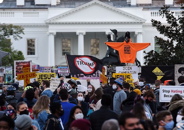 집회 참가자들이 백악관을 향해 서 있다.