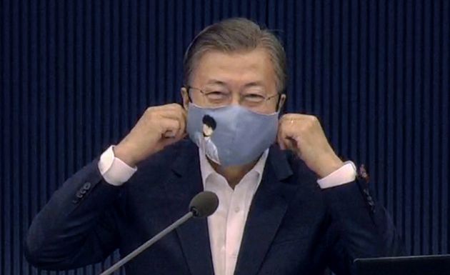 문재인 대통령이 3일 청와대 여민관 영상회의실에서 열린 제55회 국무회의를 마치기 전 만화의 날을 맞아 문화체육관광부가 제작한 웹툰 마스크를 써보이고 있다.