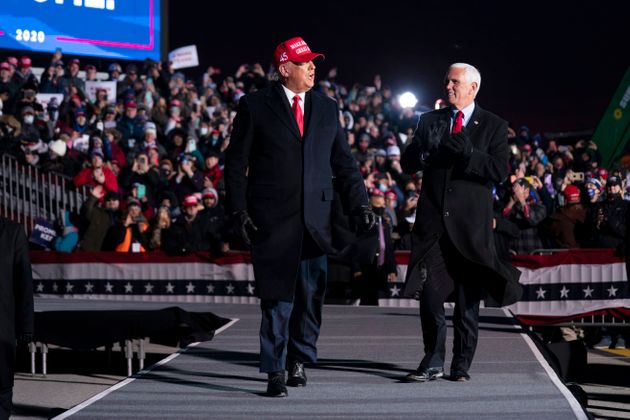 트럼프 대통령이 펜스 부통령과 함께 무대에 오르고 있다. 트래버스시티, 미시간. 2020년 11월2일.