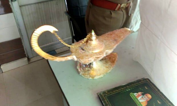 인도의 사기꾼 일당이 판매한 램프 사진
