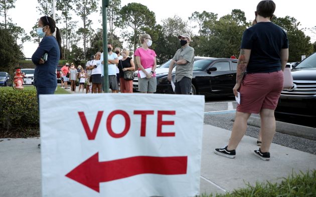 플로리다주의 한 사전투표소에서 유권자들이 순서를 기다리고 있다. 2020년 10월25일. 