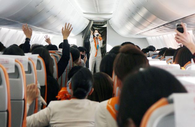 10월 23일 오후 인천국제공항을 출발해 인천국제공항으로 돌아오는 하트시그널 비행 7C380편에서 기내이벤트를 진행하고 있다.