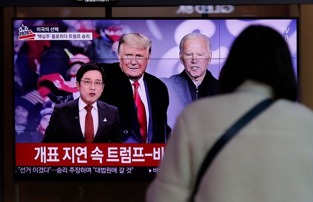 서울역에서 시민들이 TV뉴스를 지켜보고 있다. 2020년 11월4일.