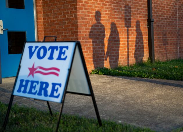 2020년 11월 3일(현지시각) 버지니아주 스팟실바니아에서 열린 리힐 투표소 밖에서 유권자들이 기다리고 있다. (마이크 모로네스/AP를 통한 프리랜서)