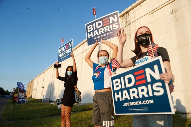 3일 플로리다주 탬파에서 시민들이 민주당 바이든-해리스 지지 피켓을 들고 있다.