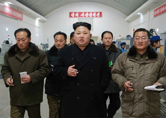 담배 피우는 김정은 국무위원장
