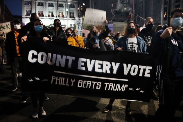 개표가 진행되고 있는 펜실베이니아주 필라델피아에서는 민주당 바이든 후보 측 지지자들이 '모든 표를 개표하라'는 구호를 외치며 행진했다. 2020년 11월4일.