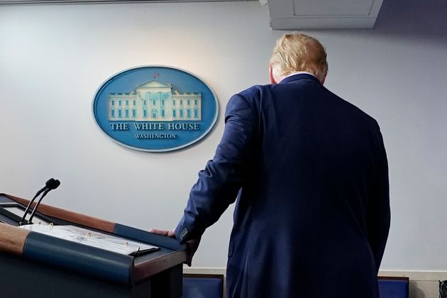 도널드 트럼프 미국 대통령이 백악관에서 기자회견을 마친 뒤 퇴장하고 있다. 2020년 11월5일.