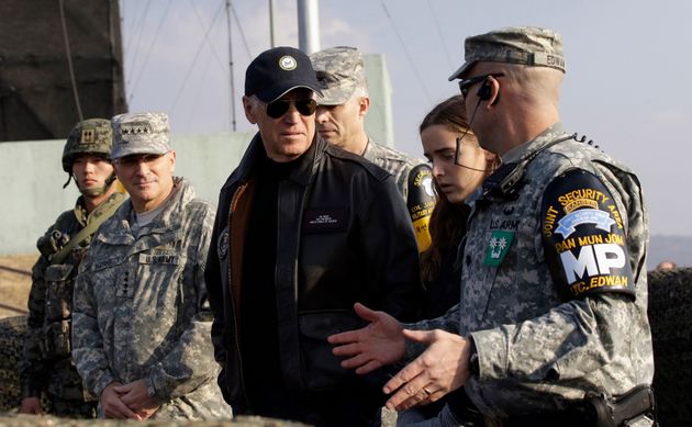 (자료사진) 2013년 12월7일 - 조 바이든 당시 부통령이 비무장지대(DMZ)를 방문해 유엔군사령부 경비대대장 대니얼 애드완 중령의 보고를 받고 있는 모습.