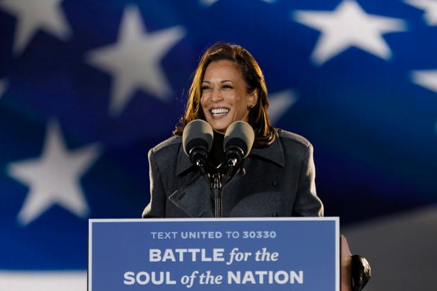  2020년 11월 2일 카말라 해리스가 필라델피아에서 열린 드라이브인 집회에서 지지자들에게 연설하고 있다.