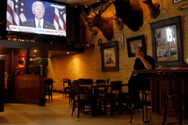 텅 비어있는 한 식당의 TV에서 바이든 후보의 민주당 전당대회 연설이 흘러나오고 있다. 밀워키, 위스콘신주. 2020년 8월20일.