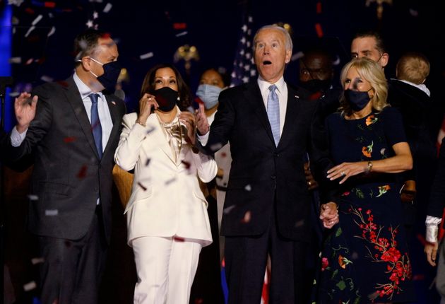 언론 발표 직후 승리를 만끽하는 조 바이든 대통령 당선인과 질 바이든, 그리고 카말라 해리스 부통령 당선인과 그의 남편 더글라스 엠호프. 2020.11.7