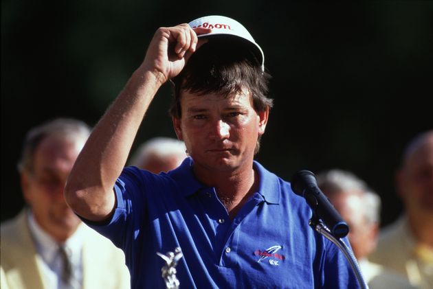1990년 US오픈 골프에서 프로골퍼 마이크 도널드는 선두를 달리다가 추격을 허용했고, 결국 우승에 실패했다. 메디나컨트리클럽, 일리노이주. 1990년. 