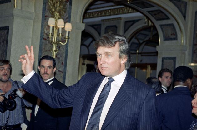 도널드 트럼프가 기자들에게 손을 흔들고 있다. 뉴욕. 1991년 4월9일.