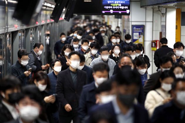 11월 2일 오전 서울 지하철 광화문역에서 마스크를 착용한 시민들이 출근길 발걸음을 옮기고 있다.