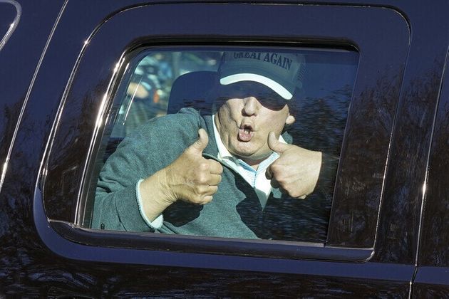 도널드 트럼프 미국 대통령이 8일(현지시각) 워싱턴 인근 버지니아주 스털링에 있는 자신 소유의 ‘트럼프 내셔널 골프 클럽’을 떠나면서 양쪽 엄지손가락을 치켜들고 있다. <br /></div>