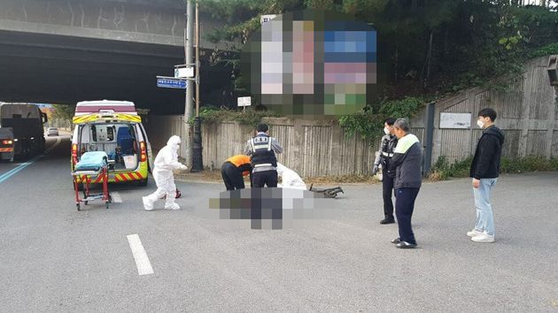 구급대원들이 경기 성남시 분당구에서 발생한 전동킥보드 교통사고 현장을 수습하고 있다.