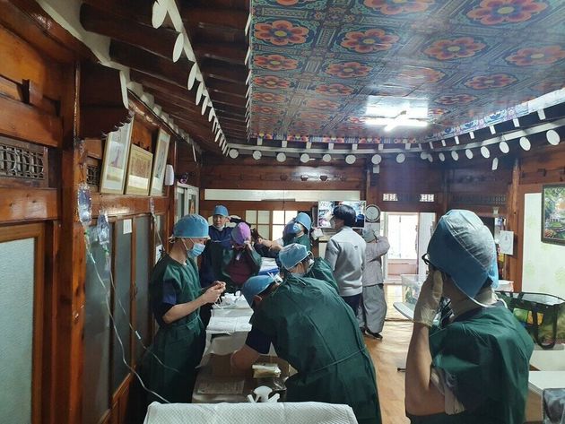 8일 관음사를 찾은 '버동수' 수의사들이 동물 진료에 앞서 간이 진료실을 준비하고 있다. 