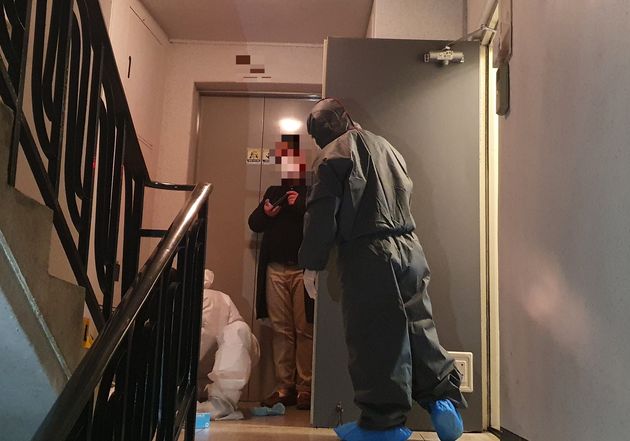 11월 6일 오후 전북 익산시 한 아파트 집 안에서 가족 4명 중 3명이 숨진 채 발견된 가운데 경찰이 현장감식을 하고 있다.