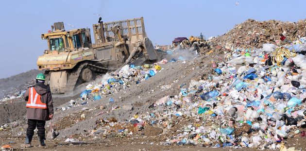 인천시 서구 수도권매립지에서 관계자들이 쓰레기 매립 작업을 하고 있다.