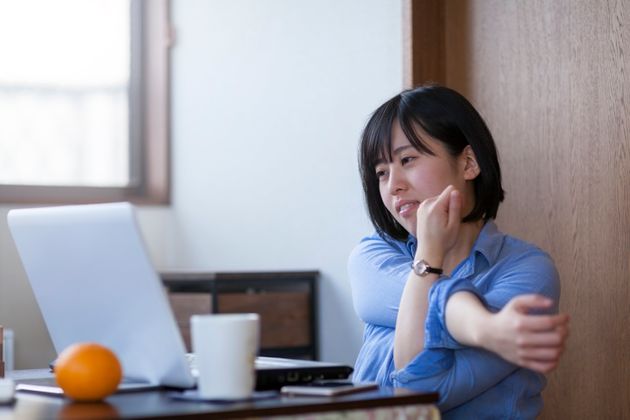 사무실이나 재택근무 중 잘못된 자세로 몸이 아플 때 활용할 수 있는 전문가 팁!