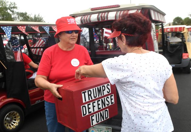 한 자원봉사자가 '트럼프 디펜스 펀드'라는 이름으로 기부금을 모으고 있다. 더빌리지스, 플로리다주. 2020년 11월8일. 