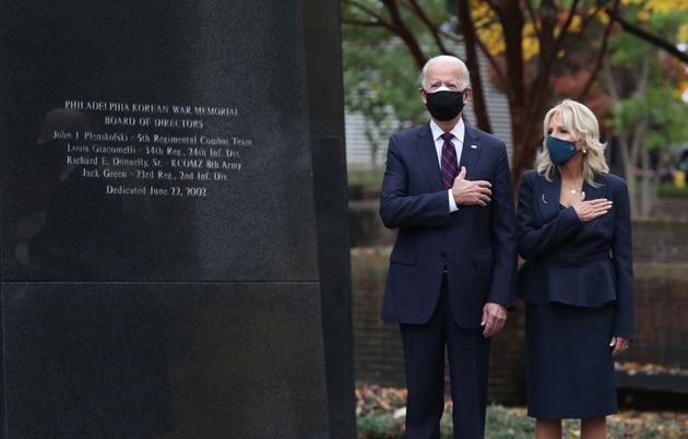 조 바이든 미국 대통령 당선인과 아내 질 바이든 박사가 필라델피아에 위치한 한국전쟁 참전기념비를 방문해 헌화하고 있다. 필라델피아, 펜실베이니아주. 2020년 11월11일.