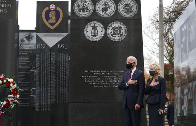 조 바이든 미국 대통령 당선인과 아내 질 바이든 박사가 필라델피아에 위치한 한국전쟁 참전기념비를 방문해 헌화하고 있다. 필라델피아, 펜실베이니아주. 2020년 11월11일.