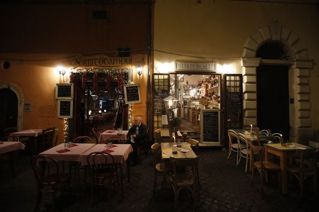 2020년 10월 23일 금요일, 이탈리아 로마 트라스테베레 인근 빈 식당 밖에서 한 노인이 홀로 앉아 있다.