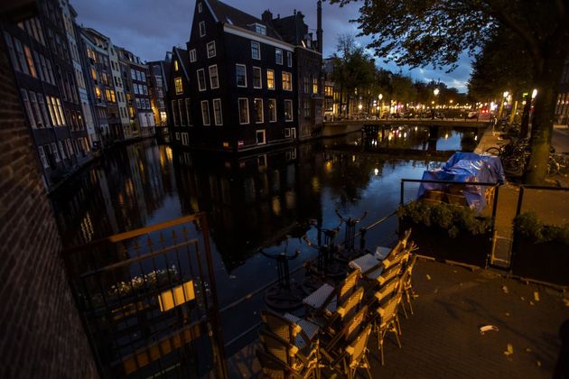 네덜란드 암스테르담 다운타운에 있는 술집 밖에 의자가 쌓여 있다. 평소에는 붐비던 술집이다. 2020년 10월 23일 금요일 밤에 찍었다.
