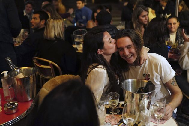 프랑스 파리의 금요일 밤. 레스토랑에서 술을 마시던 커플이 키스하고 있다. 코로나19 확산으로 야간 통행금지가 시작되기 전인 2020년 10월 23일 사진이다. 프랑스는10월 30일부터 코로나19 확산으로 오후 9시부터 통행금지를 다시 시행했다.