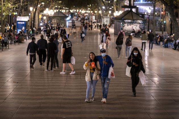 스페인 바르셀로나의 라스 람블라스 거리. 대부분 레스토랑과 바가 신종 코로나바이러스로 문을 닫은 가운데, 보행자들이 2020년 10월 23일 금요일 밤 거리를 걷고 있다.