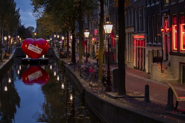 2020년 10월 23일 금요일, 네덜란드 암스테르담 거리가 텅 비었다. 하트 모양 붉은 조형물에 '1.5m씩 사회적 거리두기' 하라는 메시지가 붙어 있다. 